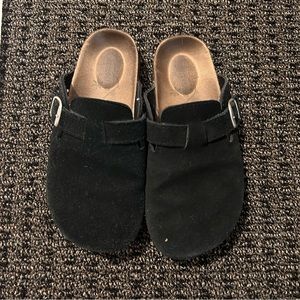 Black slippers